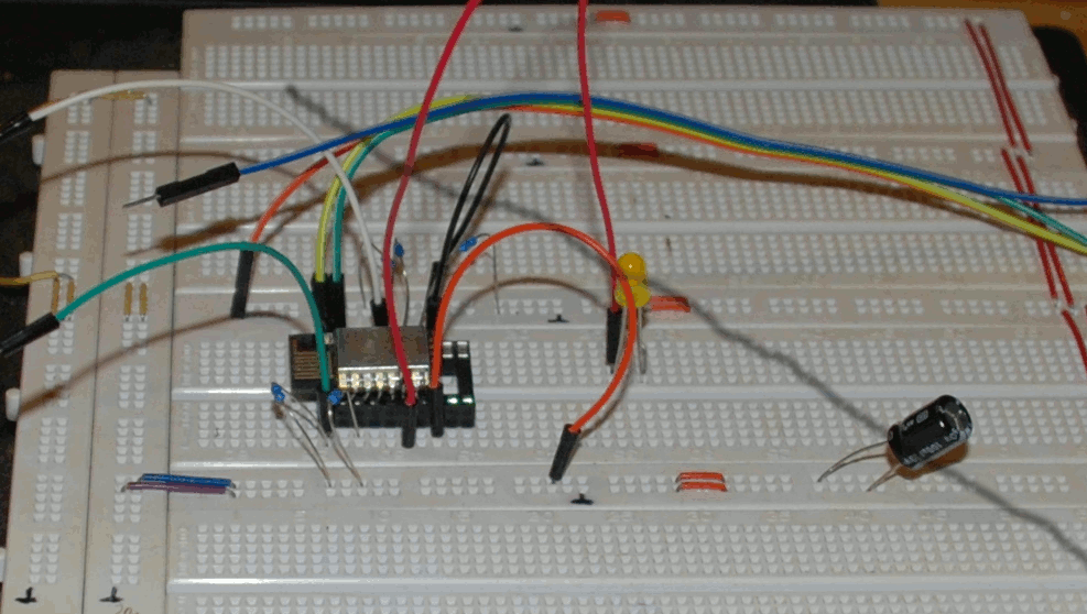 Breadboard Testaufbau für das
        ESP-12E Programmier-Board, der relevante Ausschnitt