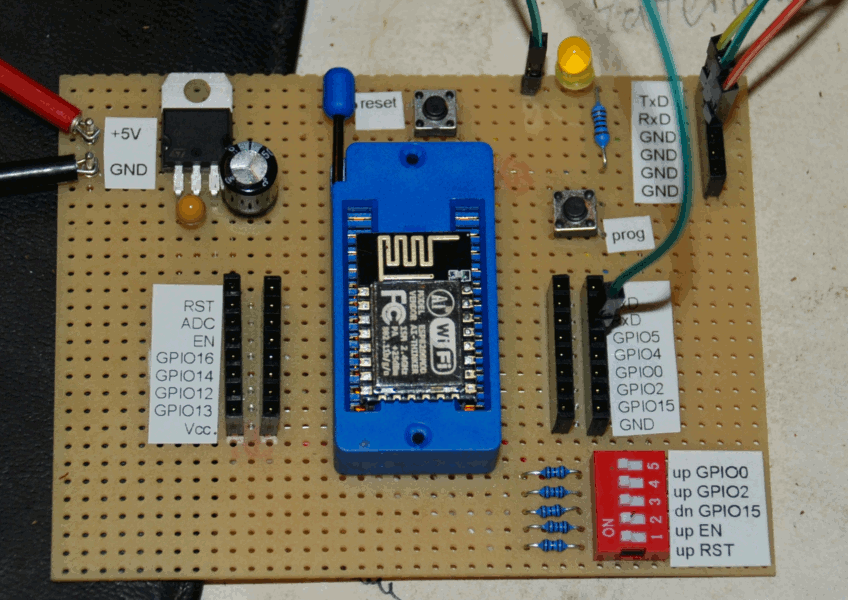 das ESP-12E Programmier-Board auf
        Leiterplatte