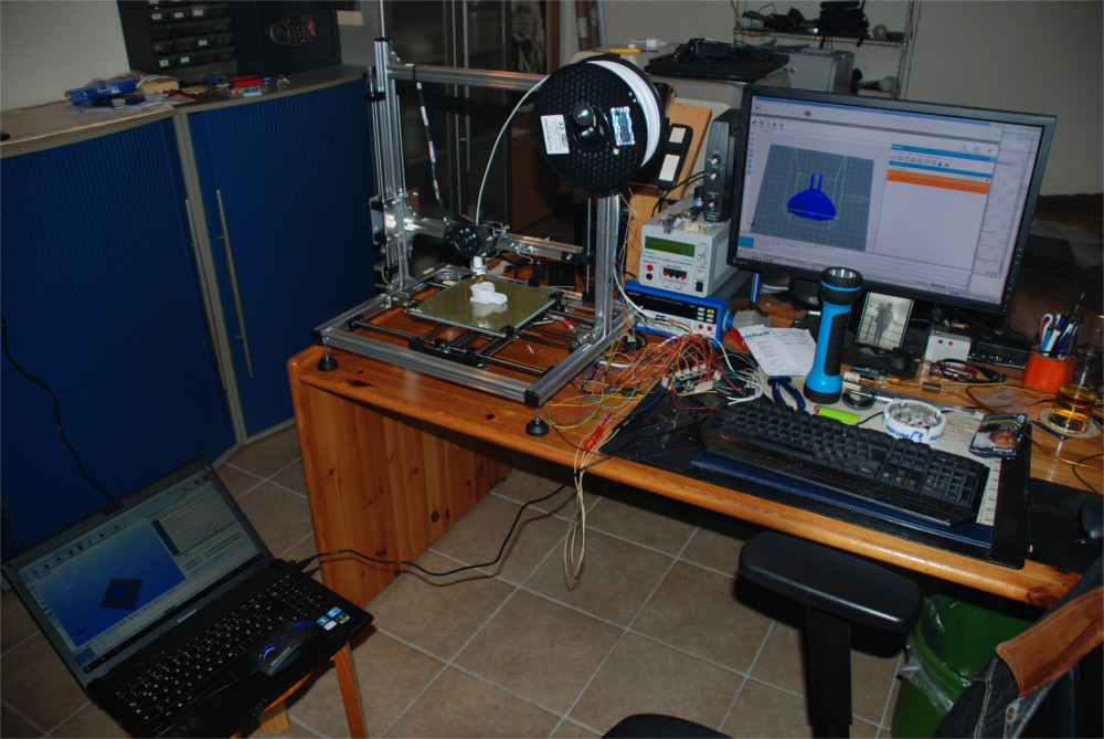 Foto von meinem Schreibtisch mit
        3D-Drucker