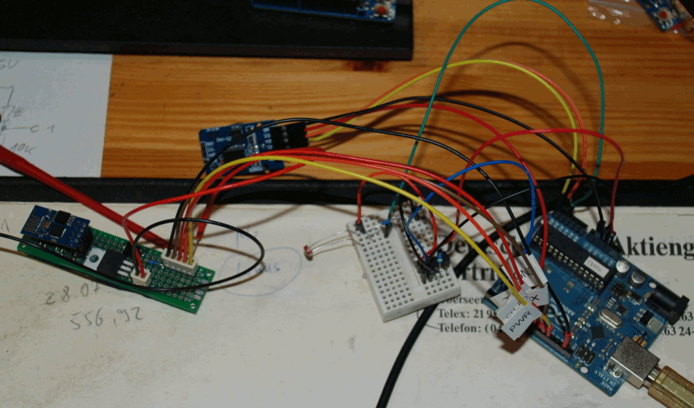Foto vom Test-Aufbau mit ArduinoUno,
ESP8266, DS3231- und AT24C32-Modul sowie 2xDS18B20 und 1xGL5528