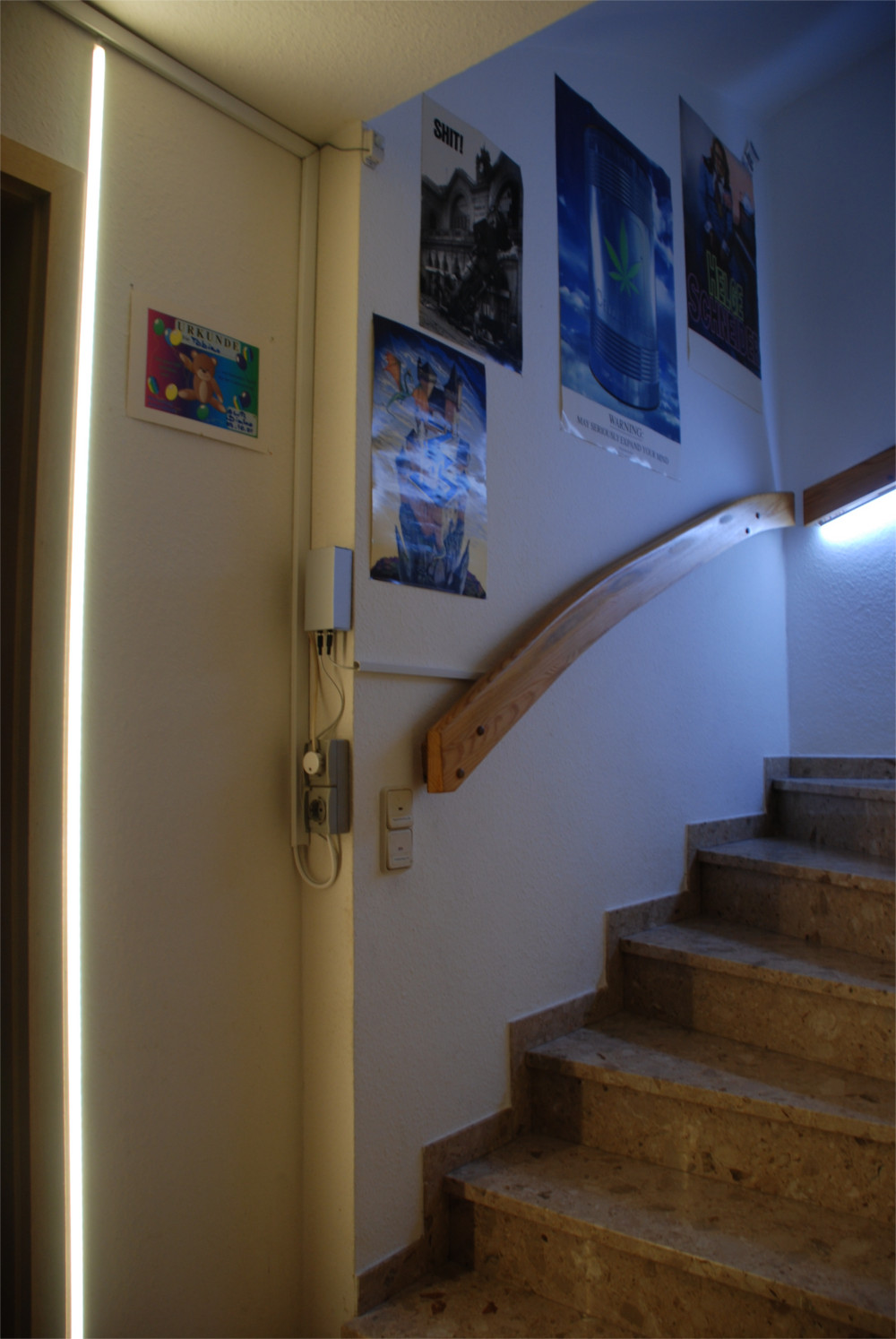 Foto der zwei LED-Streifen im Keller