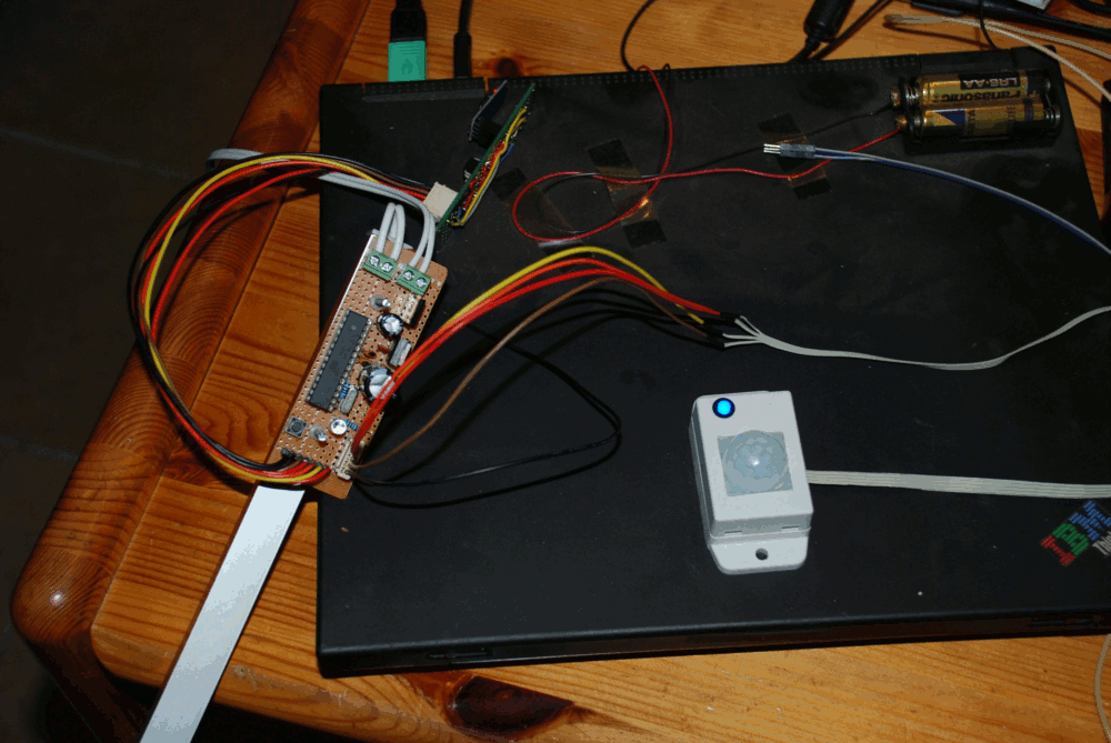 das zweite Nachtlicht vor der
        Installation am Handlauf der Treppe